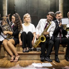 FANFARE, TOUT A UNE FIN, SAUF LA SAUCISSE QUI EN A DEUX