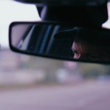 Juste un Peu de Soleil sur des Capots de Voiture